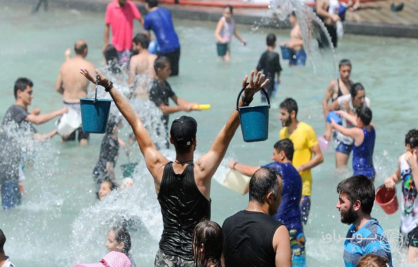 مردم در حوضی بزرگ درحال آب‌بازی در جشن آب ارمنستان